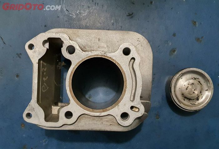 Ilustrasi blok dan piston Vespa 