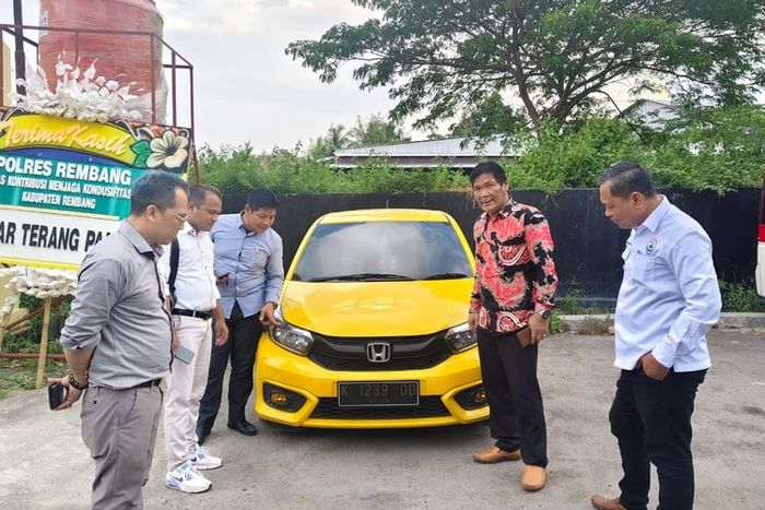 Honda Brio milik seorang perempuan yang memiliki warna bodi dan pelat nomor sama persis dengan milik anggota DPRD kabupaten Rembang, Maryono