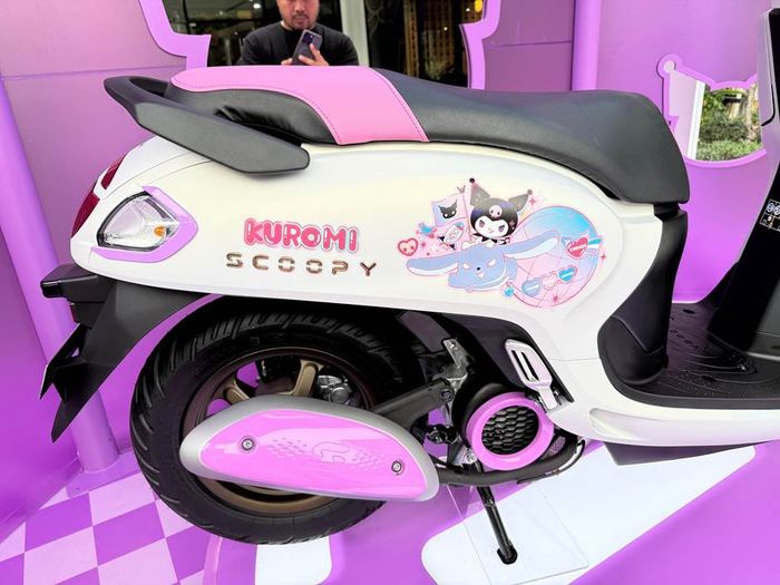 Honda Scoopy Kuromi tampak samping.
