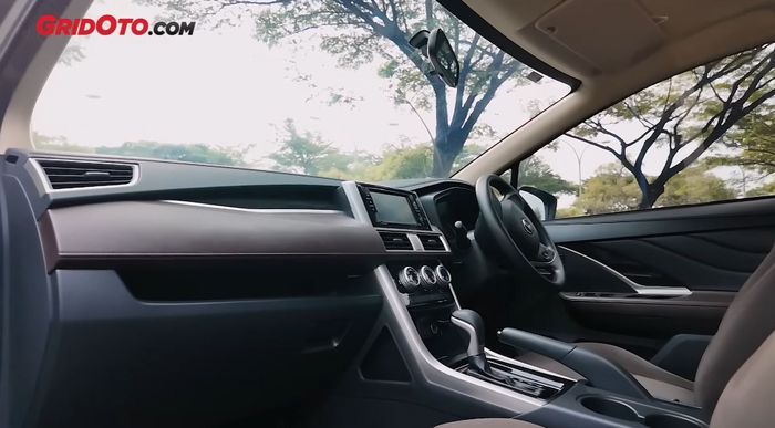 interior Nissan Livina