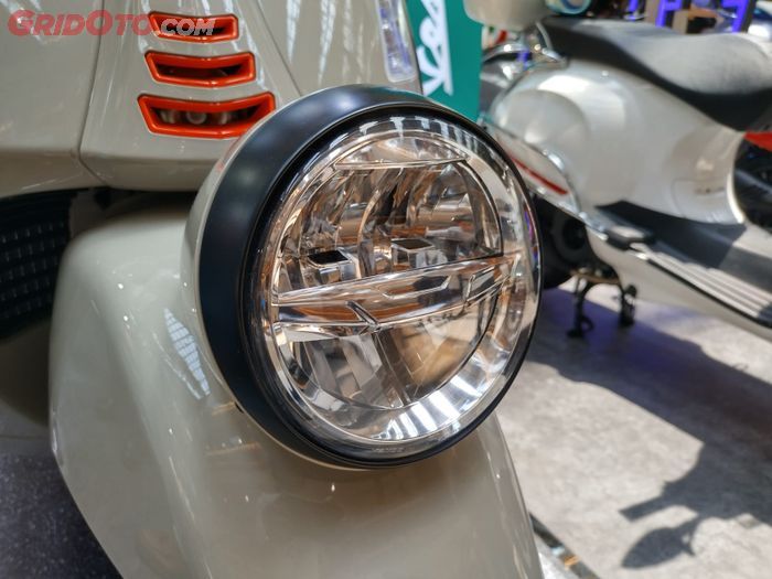Posisi headlamp Vespa GTV 300 berada di atas spakbor 