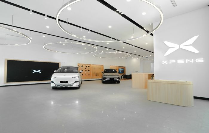 Interior dan area display dealer XPENG Pondok Indah