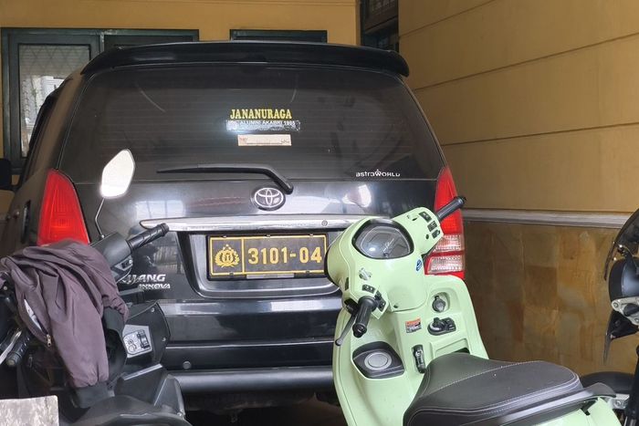 Toyota Kijang Innova berpelat dinas Polri 3101-04 yang terparkir di lokasi penyekapan dan penyiksaan modus jual beli mobil bekas di Pondok Aren, Tangerang Selatan