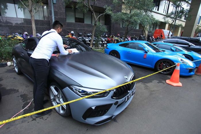 Polisi memberi label ke BMW 840i Coupe M Tech tahun 2020 milik tersangka penipuan investasi trading binary option lewat aplikasi Quotex Doni Salmanan