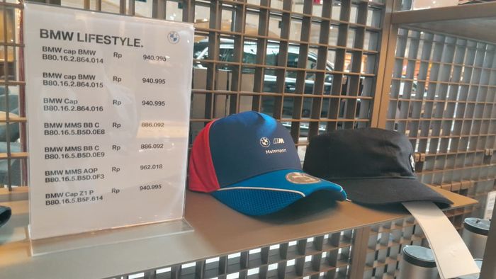 Pameran ini tak hanya menghadirkan jajaran mobil premium, tetapi juga koleksi BMW Original Lifestyle dan aksesoris, seperti topi, t-shirt, tumbler, hingga stroller anak.