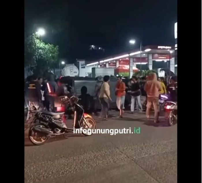 Massa brutal menggulingkan dan merusaki, serta mengeroyok sopir Toyota Kijang Grand Extra yang disebut lakukan tabrak lari di wilayah Gunung Putri, kabupaten Bogor, Jawa Barat