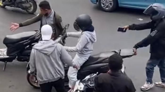 Viral aksi gerombolan debt collector hentikan pengendara NMAX di pinggir jalan. Polisi lakukan penyelidikan