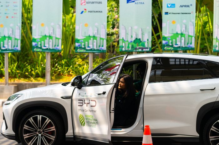 BYD menjadi official car partner di Indonesia Infrastructure and Sustainability Forum (IISF) 2025