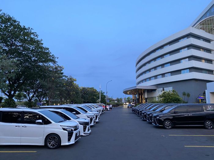 Puluhan unit Toyota Voxy milik member komunitas Voxy Club Indonesia