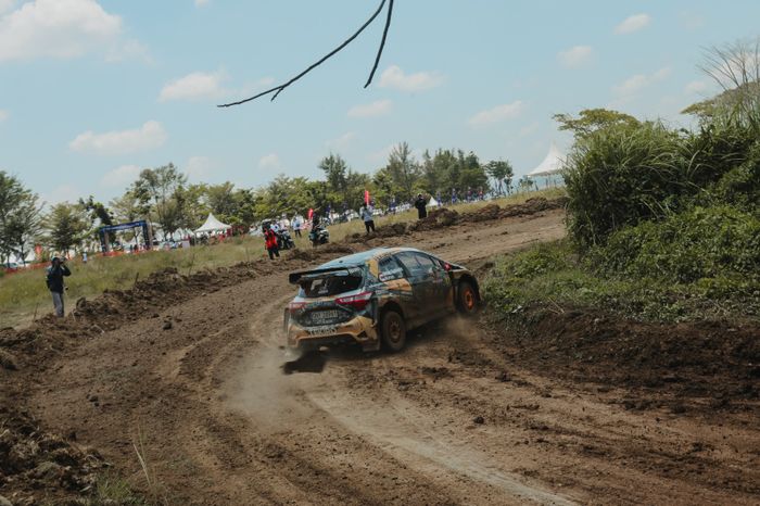 Bintang Barlean dan Ronan Riwong dari tim Dewa United Motorsports yang turun di Kelas M1 kunci gelar juara nasional kelas M secara keseluruhan menggunakan Toyota Yaris Proto dengan total waktu 16 menit 15,5 detik