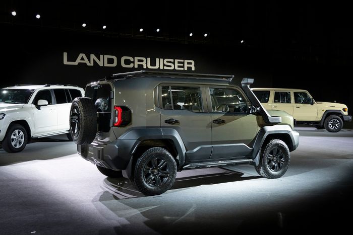 Toyota Land Cruiser FJ bersama Land Cruiser 300 dan 70 di atas panggung premiere.