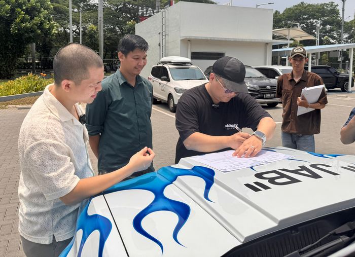 Penyerahan hadiah Supergiveaway Chery J6 by Cellos ZXZ di IMX 2025 kepada pemenang bernama Rekaldi (40)