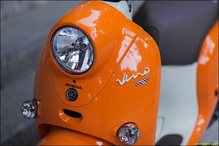 Emblem Honda dan Yamaha di bodi depan