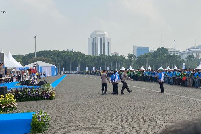 Kapolri, Jenderal Listyo Sigit Prabowo pimpin apel Ojol Kamtibmas atau Ojol Informan di lapangan Monas, Jakarta Pusat