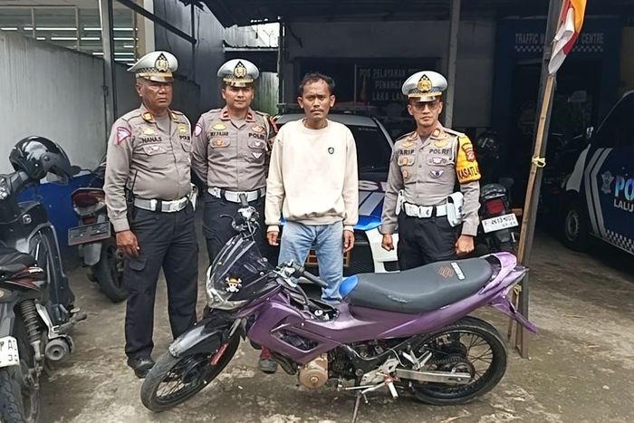 Sat lantas Polres Sukabumi saat mengamankan Ali beserta kendaraannya, Rabu (22/10/2025)