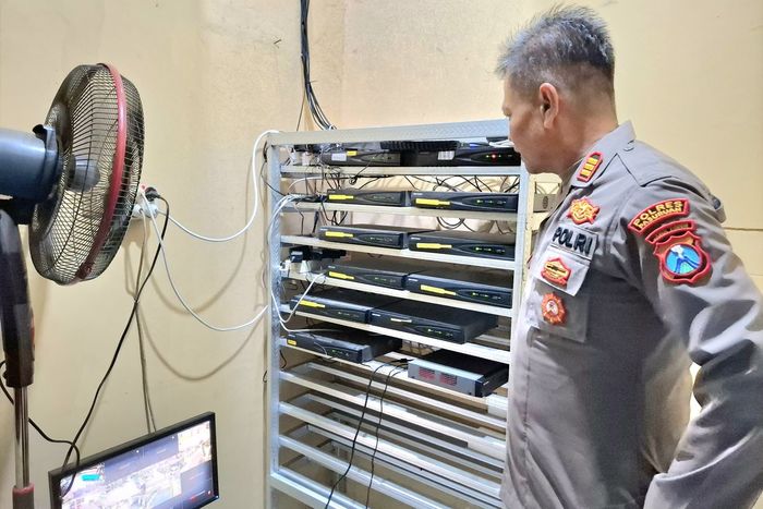 Polsek Winongan dan warga di Kecamatan Winongan, Kabupaten Pasuruan, Jawa Timur mengintegrasikan CCTV guna menekan angka kriminal pencurian motor dengan kekerasan, Kamis (23/10/2025)