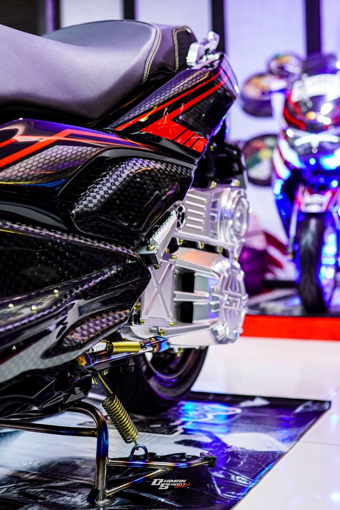 Cover CVT dan mesin full plat CNC dengan kisi-kisi fungsional di Yamaha XMAX pemenang kelas Super MAXI XMAX di CustoMAXI 2025 Balikpapan