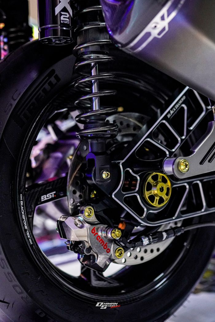 Kaki-kaki belakang Yamaha XMAX Connected pemenang juara satu kelas Super MAXI XMAX di CustoMAXI 2025 Balikpapan serban hedon, pelek seharga Rp 38 jutaan