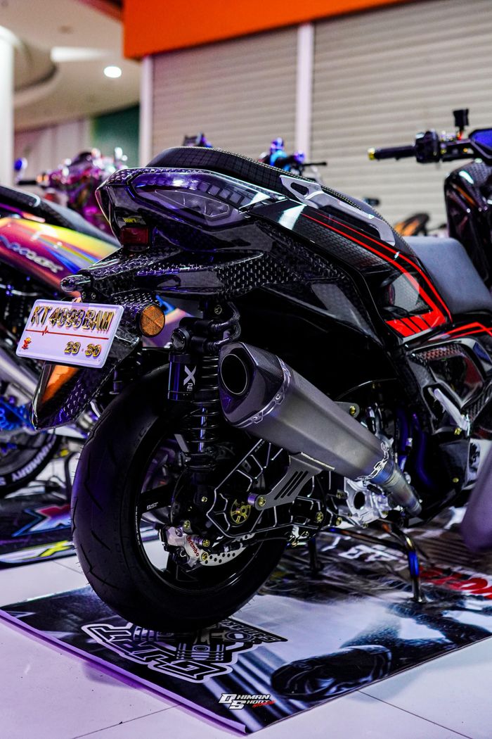 Tampak belakang Yamaha XMAX Blaxk Mamba pemenang kelas Super MAXI XMAX di CustoMAXI 2025 Balikpapan