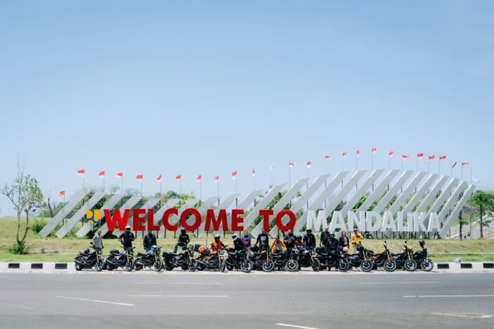 Para peserta kegiatan TVS Ronin Touring Bali&ndash;Lombok 2025 sempatkan foto bersama di area sirkuit Mandalika