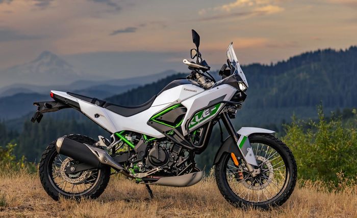 detail tampilan Kawasaki KLE 500 SE warna Pearl Blizzard White