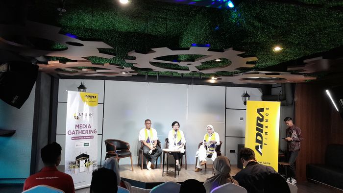 PT Adira Dinamika Multi Finance, Tbk. (Adira Finance) kembali memberangkatkan ratusan konsumen ke Tanah Suci melalui program &ldquo;Umrah untuk Sahabat 2025&rdquo;.