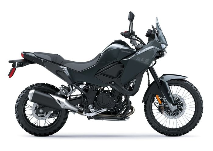 Kawasaki KLE 500 standar tersedia dalam warna Metallic Carbon Gray Ebony