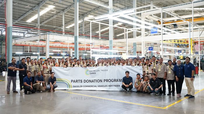 SMK Angkasa 1 juga melaksanakan kunjungan industri ke pabrik perakitan truk dan bus Mercedes-Benz di Cikarang 