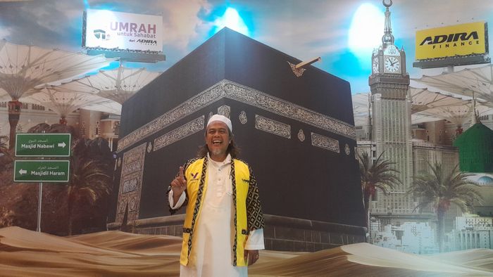 Feri, yang sehari-hari aktif sebagai pengurus masjid mendapat program umrah gratis bersama Adira Finance