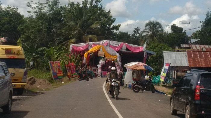 Tenda pernikahan atau hajatan menutup total jalan umum