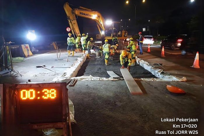 Perbaikan jalan tol JORR W2S di KM 17+020 beberapa waktu lalu
