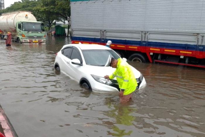 Honda HR-V yang nekat menerobos banjir di Jalan Raya Kaligawe, kota Semarang, Jawa Tengah berakhir mogok mati mesin, (28/10/25)