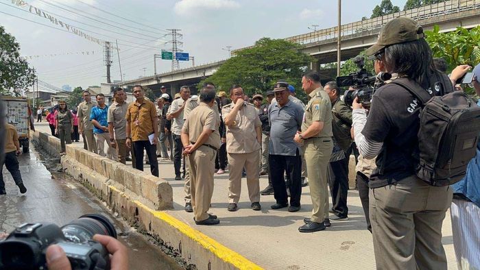 Gubernur DKI Jakarta dan jajaran meninjau ruas Jalan Inspeksi Kali Duri di RW 16 Pejagalan, Penjaringan, Jakarta Utara yang dibiarkan beda tinggi selama 11 tahun
