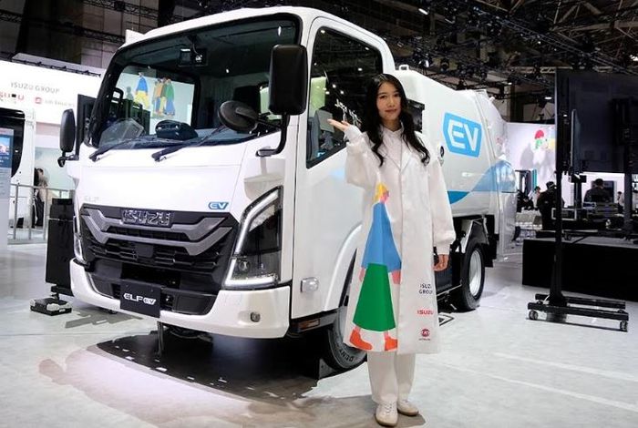 truk sampah listrik Isuzu Elf EV yang dipamerkan di Japan Mobility Show 2025