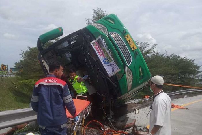 Bus pariwisata yang kecelakaan tunggal koprol di exit tol Pemalang KM 312, Beji, Taman, kabupaten Pemalang, Jawa Tengah, (25/10/25)