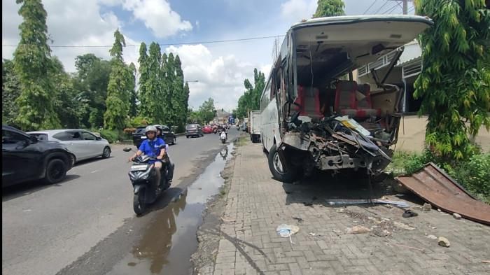 Kondisi bus pasca kecelakaan di Jembatan Suramadu