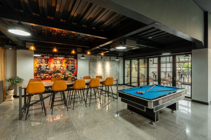 Pada lantai 2 Plaza Harley-Davidson of Surabaya terdapat community area dan sekretariat H.O.G Plaza Surabaya Chapter 