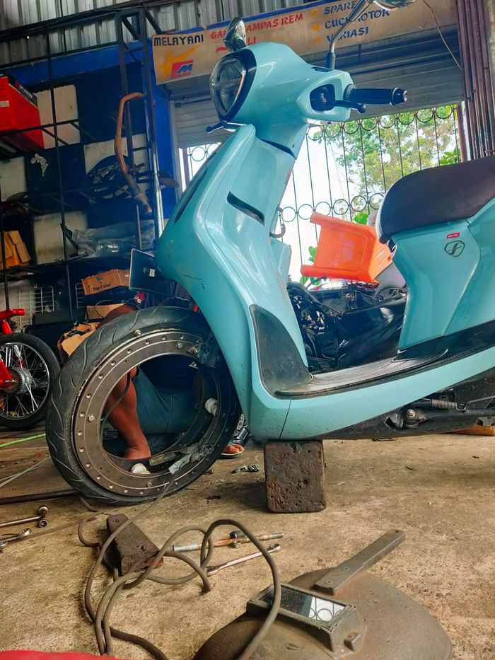 Modifkiasi hubless pada Yamaha Grand Filano