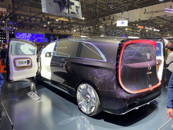 Desain Mercedes-Benz Vision V seperti van dari masa depan.