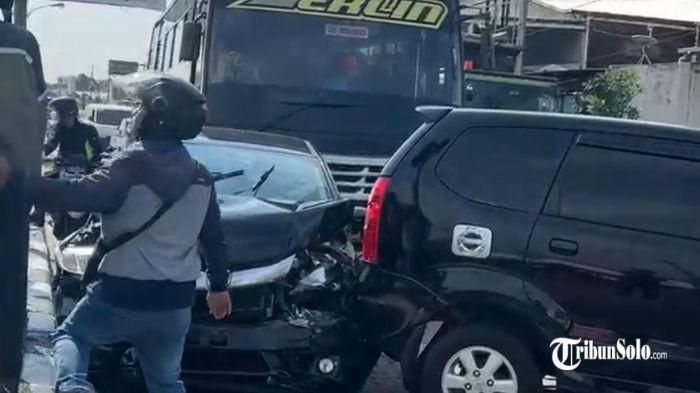 Bus muat rombongan santri terjang 3 mobil dan 1 motor saat tunggu lampu hijau di Kartasura