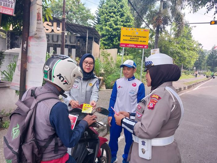 Edukasi keselamatan di jalan raya oleh tim Safety Riding Center Honda PT Daya Adicipta Motora (DAM) bersama sejumlah instansi pemerintah di Jawa Barat