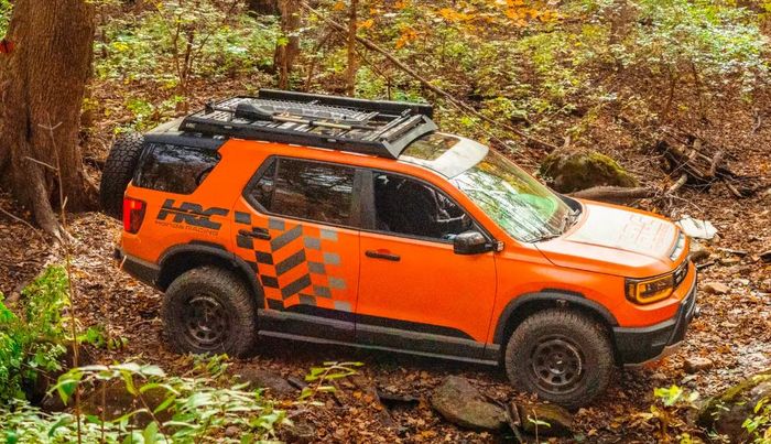 berkat peningkatan suspensi, Honda Passport TrailSport HRC Concept tidak ragu diajak melintasi medan off-road