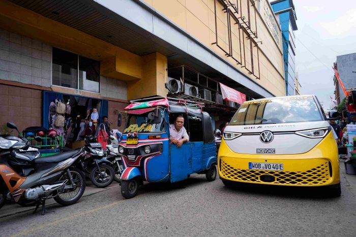 Rainer Zietlow dan Volkswagen ID. BUZZ dalam ekspedisi bertajuk ID. BUZZ World Tour blusukan di kota Jakarta