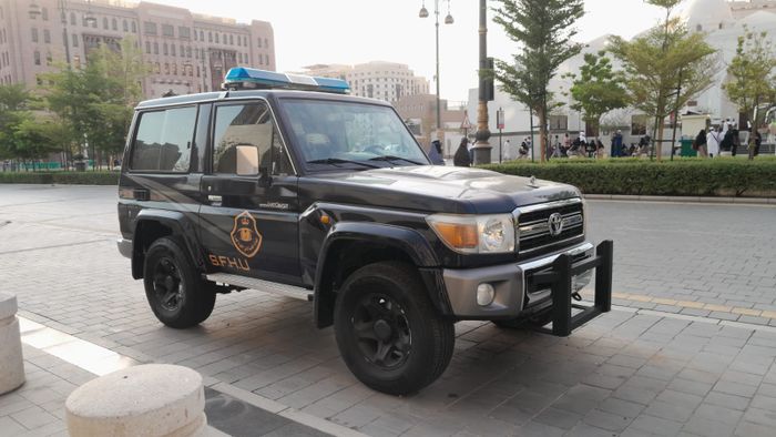 Toyota Land Cruiser di Madina