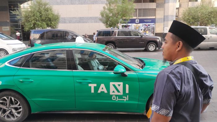 Abu Musa asal Sidoarjo pemenang Umrah  Untuk Sahabat Adira Finance terkesima melihat mobil di Madinah