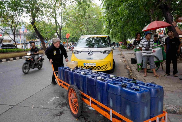 Rainer Zietlow coba dorong gerobak pedagang air keliling di Jakarta saat blusukan naik Volkswagen ID. BUZZ
