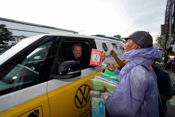 Rainer Zietlow dalam ekspedisi ID. BUZZ World Tour keliling Jakarta, sempat beli jas hujan di asongan