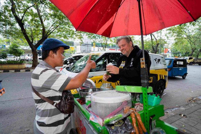 Rainer Zietlow ajak Volkswagen ID. BUZZ jajan es cincau di Jakarta