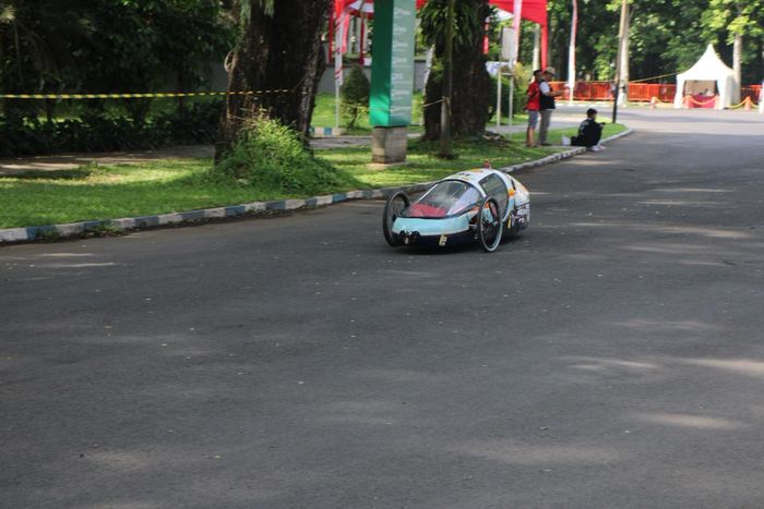 Kendaraan Prototype Gasoline milik Batavia Team Universitas Negeri Jakarta (UNJ) naik podium ketiga di Kontes Mobil Hemat Energi (KMHE) 2025