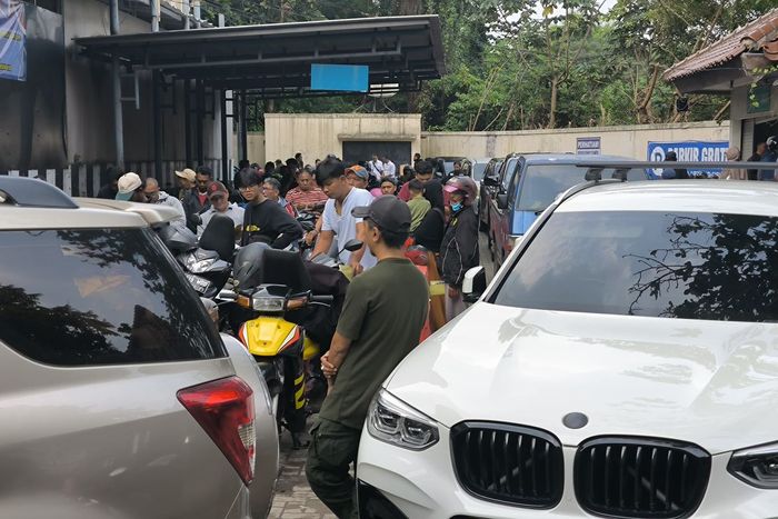 Suasana pemutihan pajak kendaraan di Samsat Ciputat